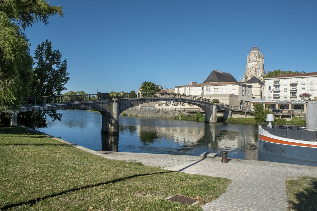 Ro_Charrier's tweet photo. Conférence de la #SahCM « (Re)découvrir le fleuve Charente au travers de son patrimoine fluvial, militaire et commercial », avec Pascale Moisdon, chargée d’études au service Patrimoine et Inventaire région NA, vendredi 18 octobre 18h30, auditorium salle Saintonge à #Saintes https://t.co/TPsLVxoeNk