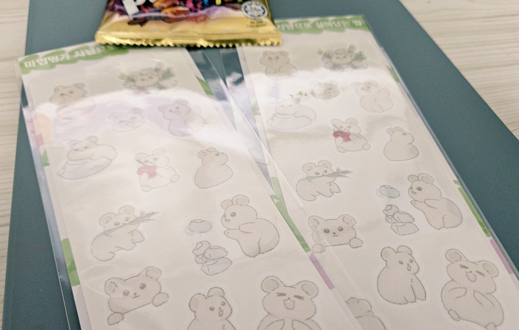 유성님네 파이 스티커 넘 귀여워서 어디 붙일지 못 정했어🥹💕