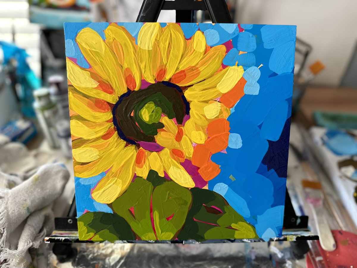 It’s that time of year when the days get shorter and the weather gets colder. Bright sunflowers make me happy and keep my mood up during the Fall/Winter seasons! How about you? 😍 
#happyartist #happyartwork #sunflowerpaintings #happycolors #thankfulheart