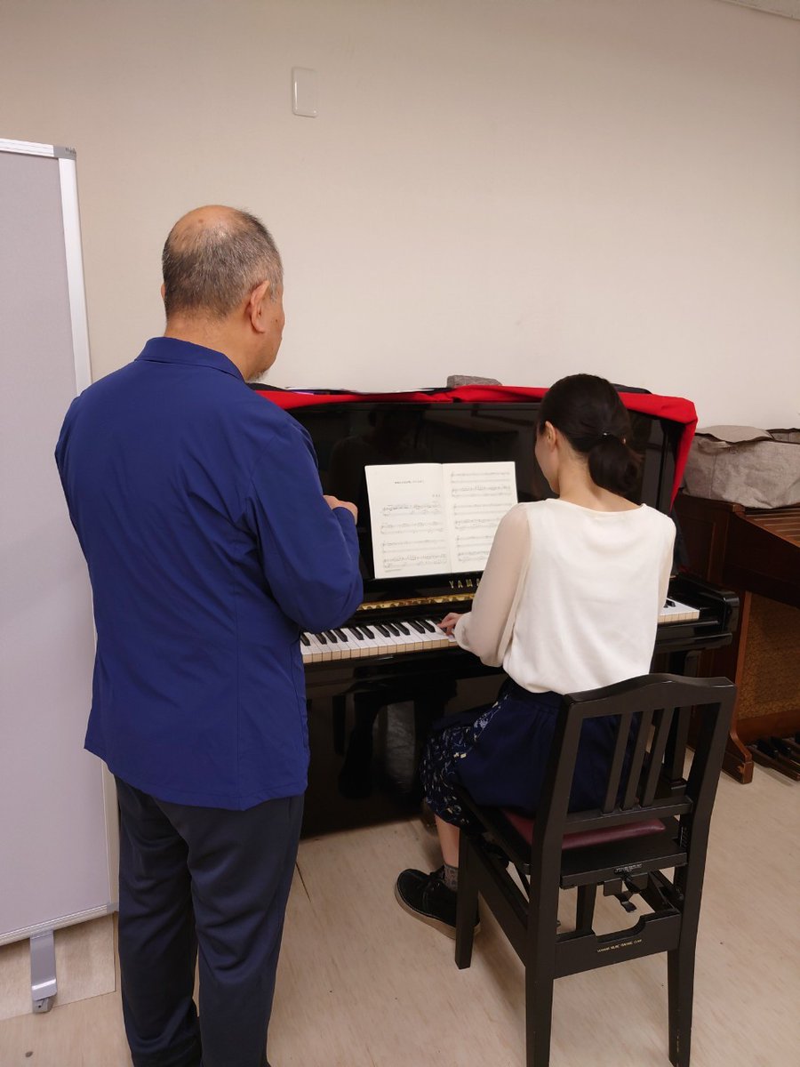 ProjectC_2007's tweet image. 12年ぶり、現役から数えたら19年ぶり（？！）の当時の顧問の先生と同期のピアニストの組み合わせ
エモくてこの後ろ姿だけで泣ける
#ProjectC練習語録