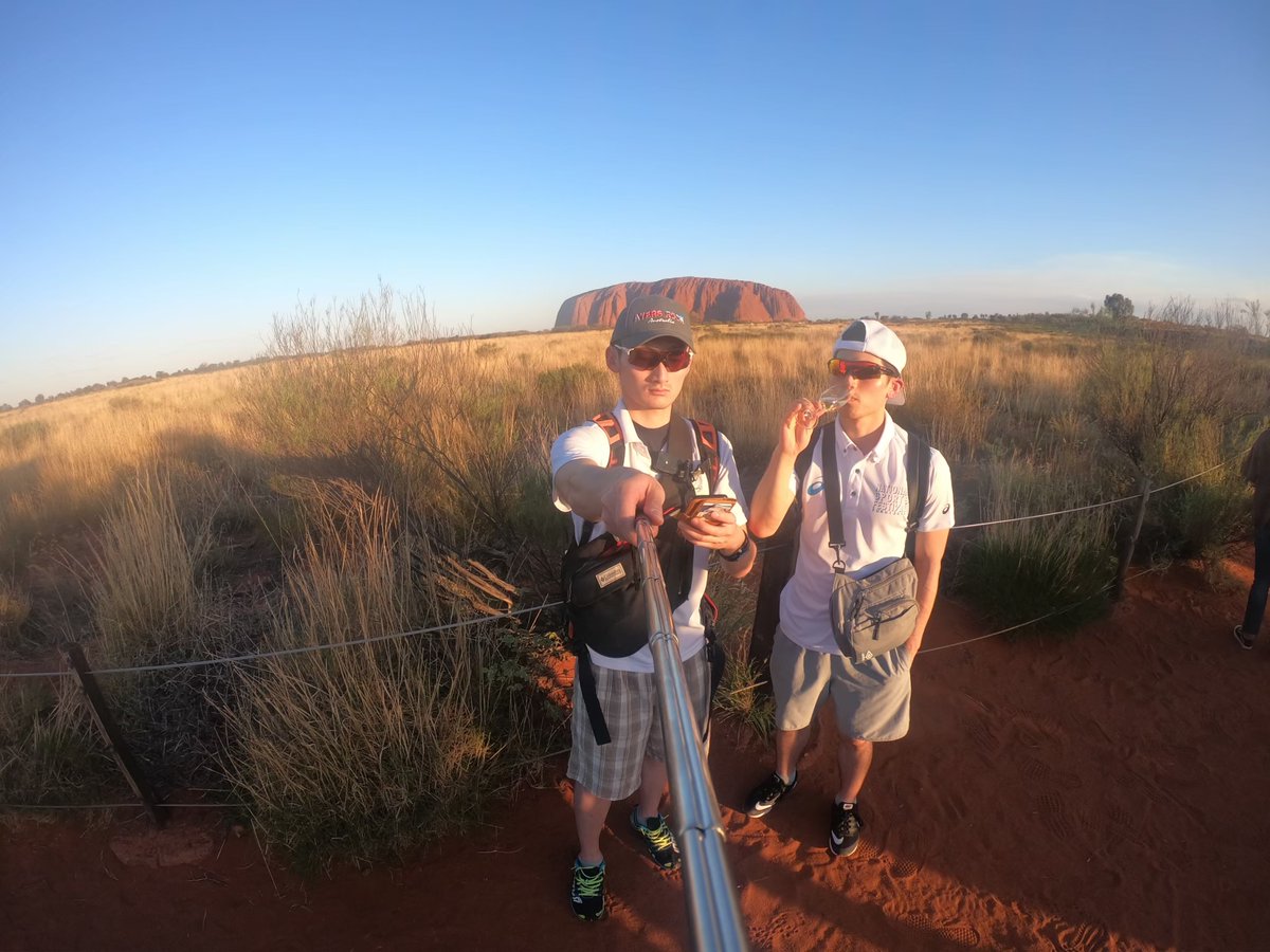 backblind46's tweet image. 景色もいいけど、やっぱり人がいる写真も惹きつけられるから投稿します。1枚目剣城岳へ登山の途中で雷鳥沢ヒュッテにて2枚目弟とエアーズロックへ3枚目無表情の巻機山4枚目雪の燕岳にて。登山仲間がいて楽しかった