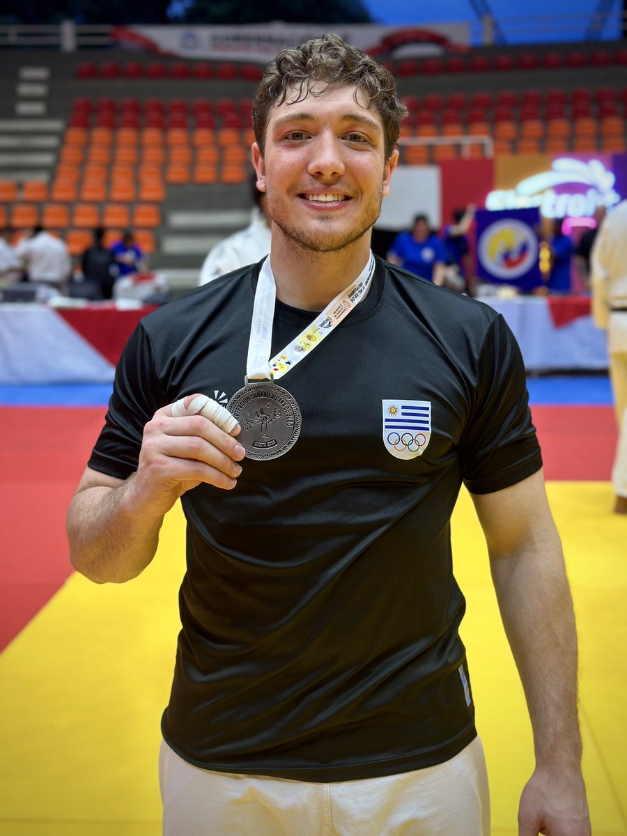 Plata en el Campeonato Sudamericano 2024. Cúcuta🇨🇴🥈.

Luego de 6 meses post luxofractura de codo, me subí al tatami nuevamente. Recuperación a medias, poco judo, una categoría que nueva y cuestiones personales que hicieron difícil todo. Aún así obtuve un resultado positivo.
