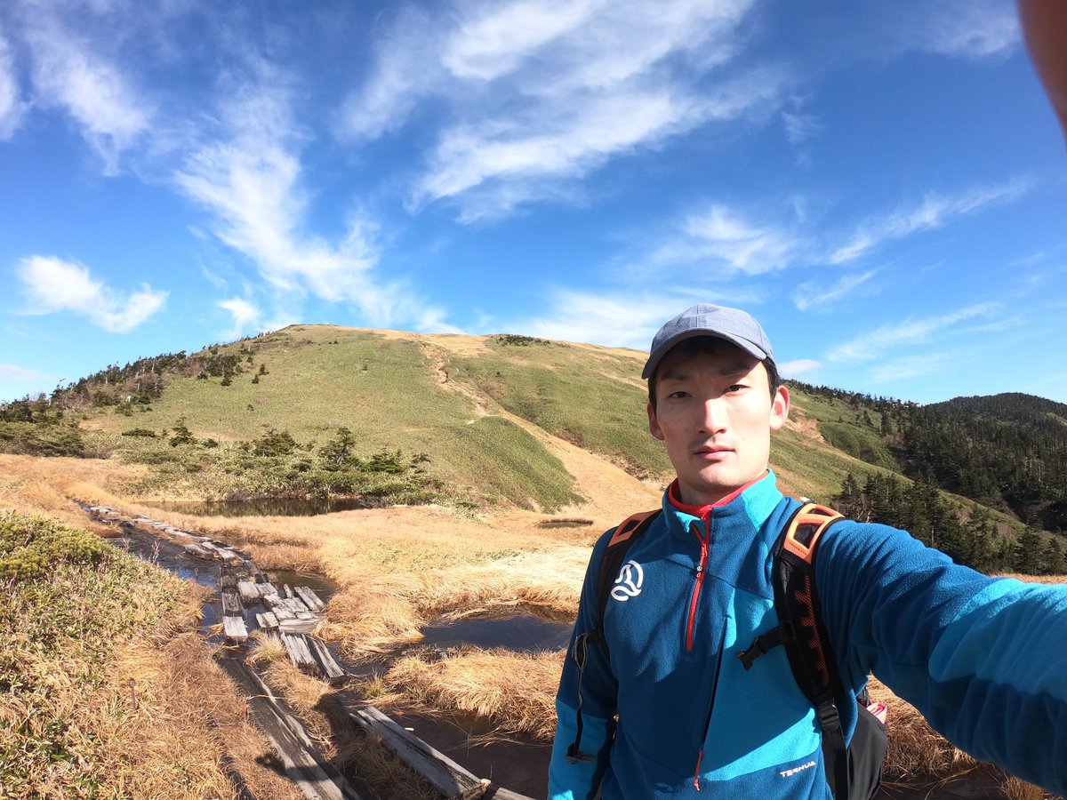 backblind46's tweet image. 景色もいいけど、やっぱり人がいる写真も惹きつけられるから投稿します。1枚目剣城岳へ登山の途中で雷鳥沢ヒュッテにて2枚目弟とエアーズロックへ3枚目無表情の巻機山4枚目雪の燕岳にて。登山仲間がいて楽しかった