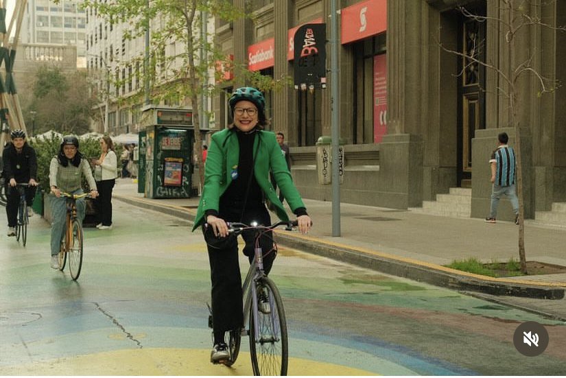 MvalenciachCh's tweet photo. #IMPACTO
@IraciHassler se impone en las encuestas y en la moda en un Santiago cada vez más verde.
@ceciliamorel y la @ximerincon se suman a la tendencia mientras @desbordes se queda atrás y ya ni siquiera usa la “gorra verde”.
@santiagoxiraci @stgo_avanza 
#IraciOtroNo 
💚 🐝 👗 https://t.co/gDUnAMmiUs