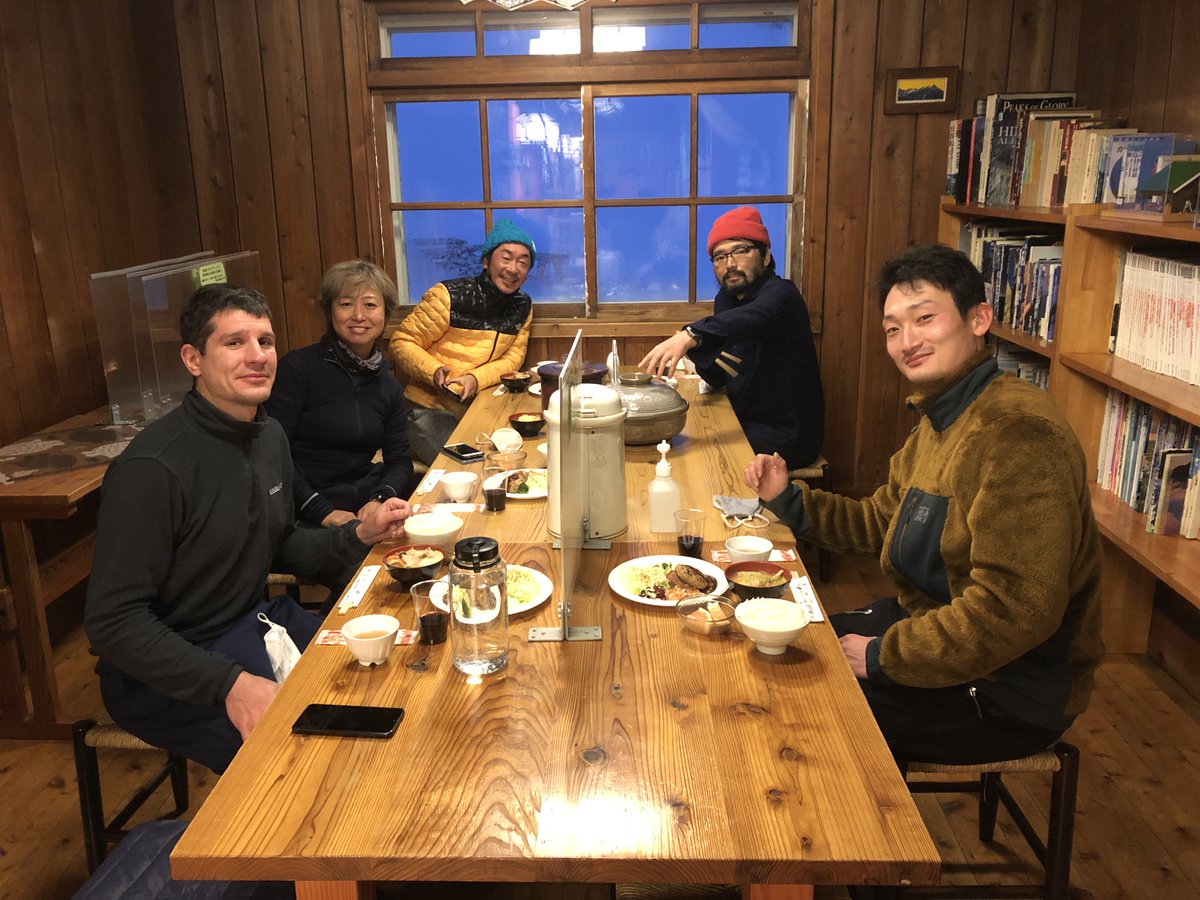 backblind46's tweet image. 景色もいいけど、やっぱり人がいる写真も惹きつけられるから投稿します。1枚目剣城岳へ登山の途中で雷鳥沢ヒュッテにて2枚目弟とエアーズロックへ3枚目無表情の巻機山4枚目雪の燕岳にて。登山仲間がいて楽しかった