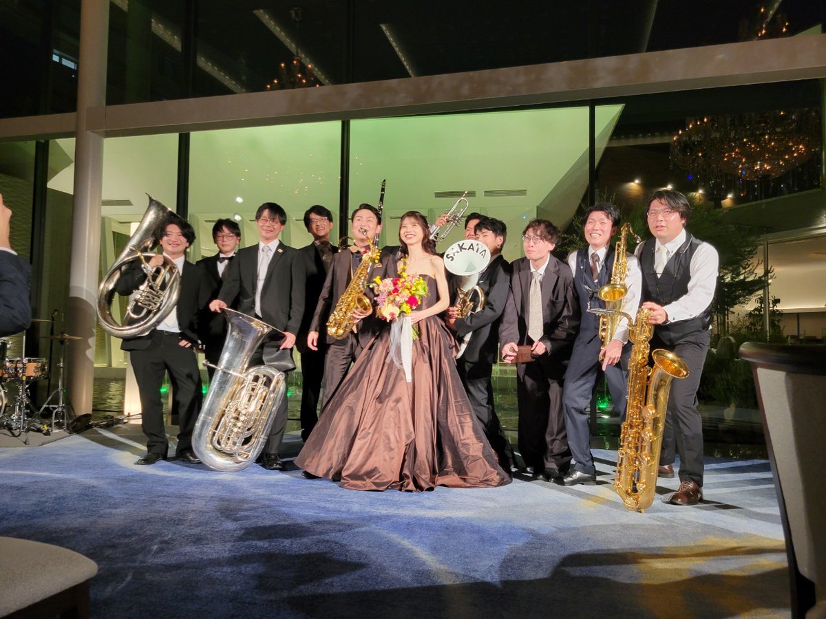 HUBA_Official's tweet photo. 広島市某所で行われたメンバーの結婚式で演奏させていただきました!
こんな素敵な日に演奏できて、本当に嬉しいです😊
ご来場いただいた皆様、ありがとうございました!
二人とも末永くお幸せに!✨♥♥✨️
#結婚式 #演奏 #感動 #HUBA #広島 https://t.co/3Az0mjrfSd