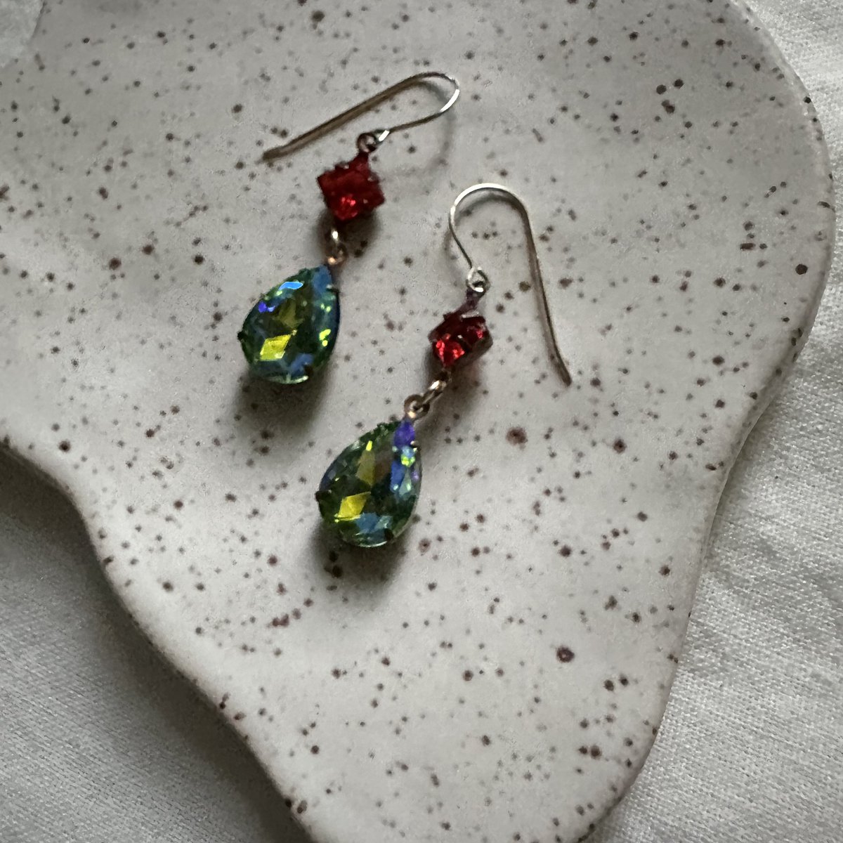WaterBearClayCo's tweet photo. new Howl’s Moving Castle inspired earrings! made with vintage glass, hanging on gold filled hooks. find them on https://t.co/ewsrF7I2Gi! ✨

(https://t.co/nYOcAHbLta)

#howlsmovingcastle https://t.co/qbR0vl1EbS