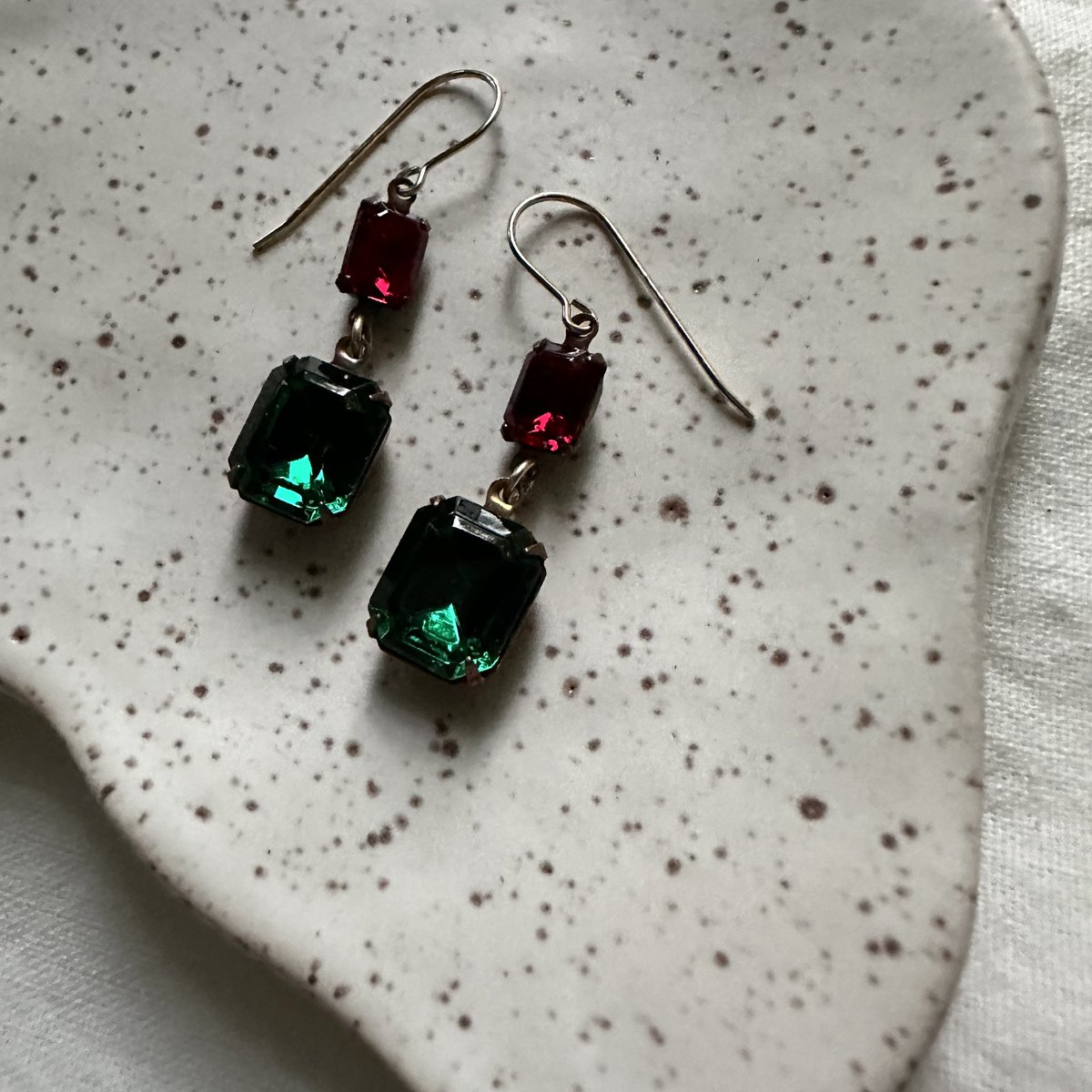 WaterBearClayCo's tweet photo. new Howl’s Moving Castle inspired earrings! made with vintage glass, hanging on gold filled hooks. find them on https://t.co/ewsrF7I2Gi! ✨

(https://t.co/nYOcAHbLta)

#howlsmovingcastle https://t.co/qbR0vl1EbS