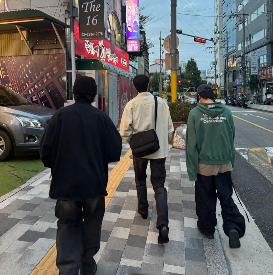 ChaEunwooINTL's tweet photo. 📽️ Cha Eunwoo with actors Lee Hyunwoo and Yoon Hyunsoo, via Hyunsoo IG post

#CHAEUNWOO #agooddaytobeadog
#차은우 #チャウヌ #车银优 #ชาอึนอู #車銀優 https://t.co/303gUlDLgH
