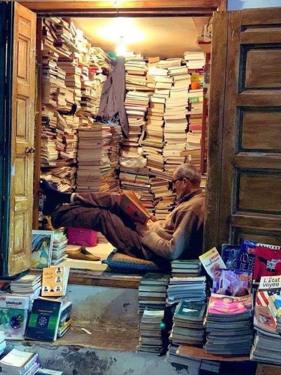 ValaAfshar's tweet image. The man who does not read has no advantage over the man who cannot read. —Mark Twain