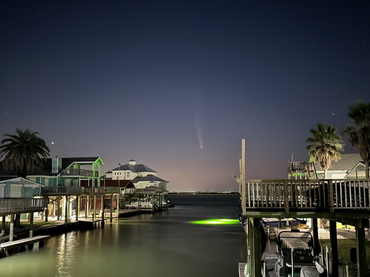 Comet C/2023 A3 (Tsuchinshan-ATLAS) from Treasure Island, Surfside, Texas 7:54 p.m. CDT 10/13/2024💫 <a href="/KPRC2Anthony/">Anthony Yanez</a> <a href="/mattlanza/">Matt Lanza</a> <a href="/TravisABC13/">Travis Herzog ⚡️</a> <a href="/DavidPaulKHOU/">david paul</a> #houwx #txwx