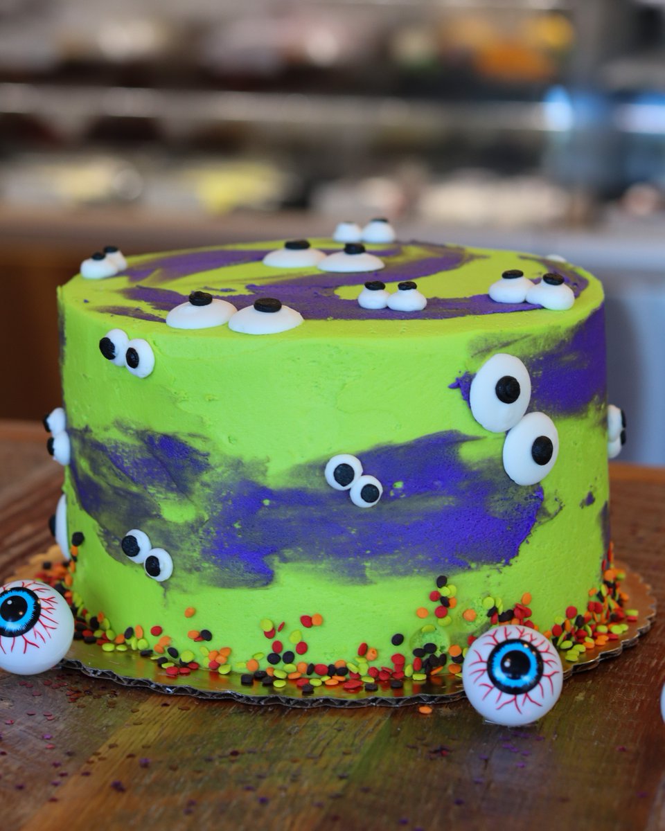 3brothersbakery's tweet image. Spooky season is here, and so is this creepy-cute cake! 👀
Our monster mashup of purple swirls, neon green frosting, and a sprinkle of eyeballs is the perfect treat to watch over your Halloween bash! 🎃🧁

#halloweencake #halloween #cake #cakedecorating #cakesofinstagram