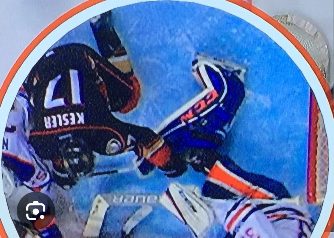 Woodguy55's tweet photo. Pic 1 is a significant presence in the crease
Pic 2 is not a significant presence in the crease https://t.co/S09DHOcbRN