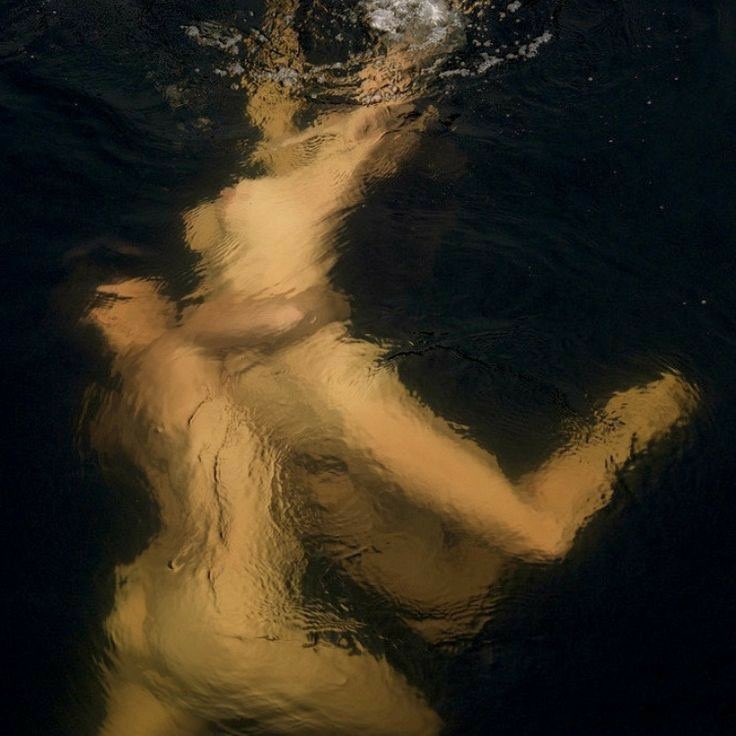 الجسد ظل الملابس
التي تلف كينونتك العميقة. 
-فرناندو بيسوا