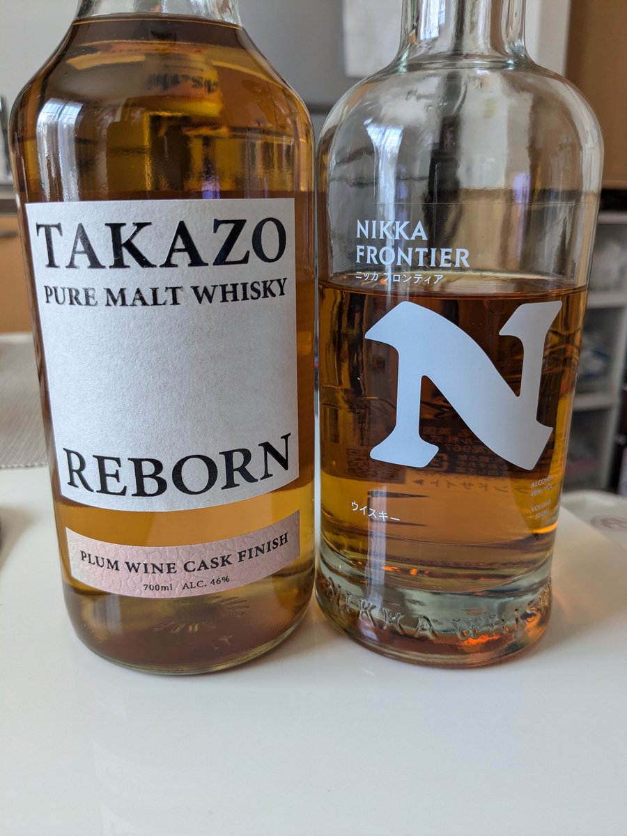 fxe76's tweet photo. 10/1リリース、明利酒類の英国原酒、梅酒樽フィニッシュのTAKAZO REBORNと、人気のニッカ　フロンティアをストレートで。
フロンティアは力強さとスモーキーさ。日常消費の価格帯でこの内容はマーケティング力すごい。
TAKAZO REBORNはモルト原酒の華やかさの中に梅酒由来のの生っぽい香りが心地よい。 https://t.co/afwC2ez3yj