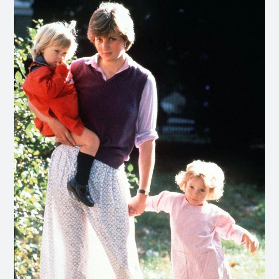 sallie6youtube's tweet photo. so it was the creepy old #ArthurEdwards from the Sun who took this photo of poor Diana pointing his camera right through the young innocent girl's skirt - HE KNEW - putrid pervert! #grub
#ToxicBritishMedia
#Sycophant to Charles & Camilla https://t.co/QKra68qeB9