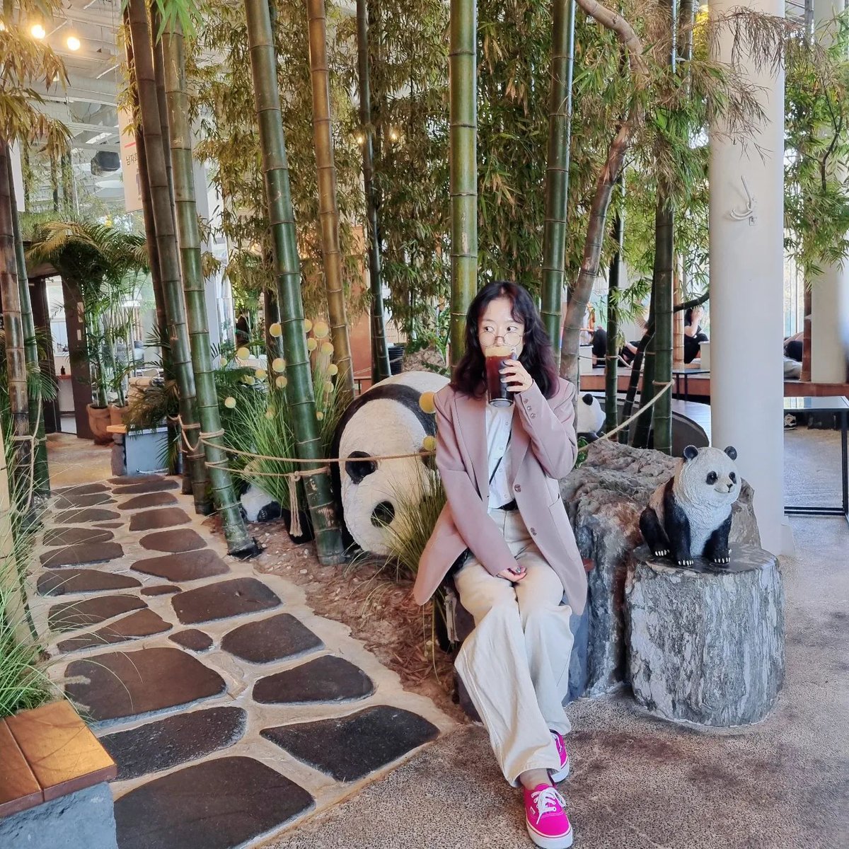 kwsyfiles's tweet photo. 241014 ksy_bertilla instagram 

"🐼🐱"

#KwakSunyoung #곽선영 https://t.co/DYKEyDMmId