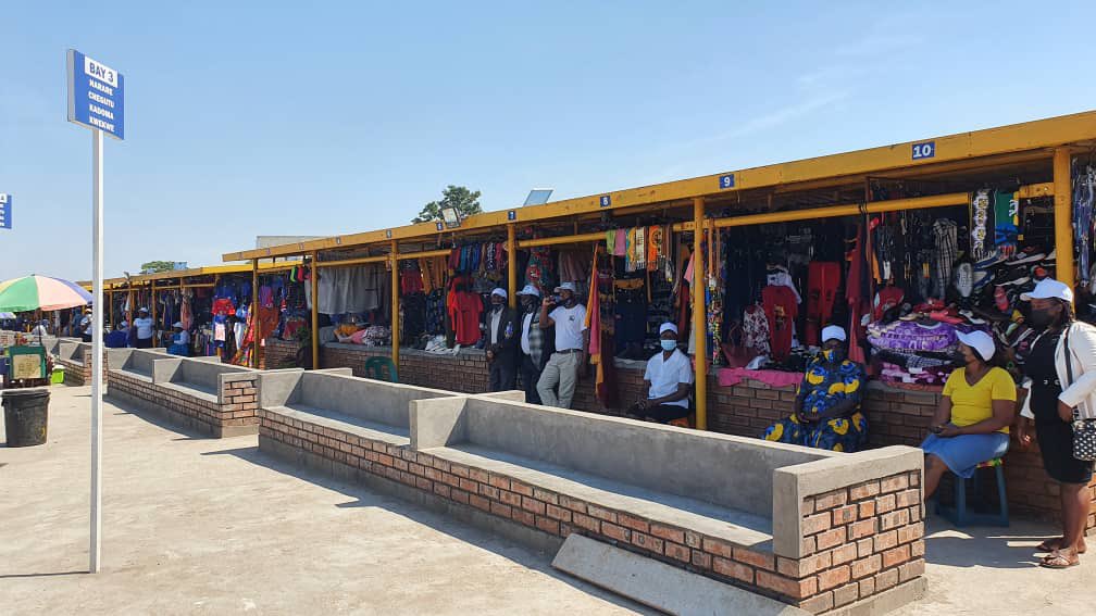 cozwva's tweet photo. Mbare enferno!
U know what happened at Kudzai Rank. Where a private company owned by ED sons took over a rank from council & renovated it then collects money. Its the same situation u face!
Myr Mafume is aware of the deal, let him argue then we expose details
#LandBarons at work https://t.co/xTEdbA09Nq