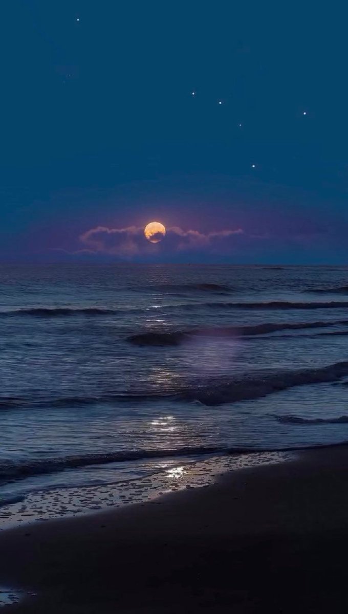 aestheticspost_'s tweet photo. Ocean moon https://t.co/kDqeCdmrGE
