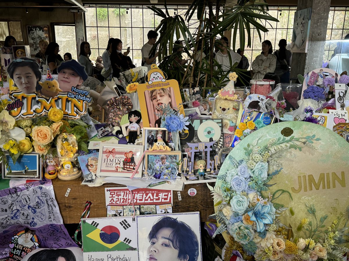 Left my giant pc holder at Jimin’s dad’s cafe because I feel like it deserves to be there 🥹