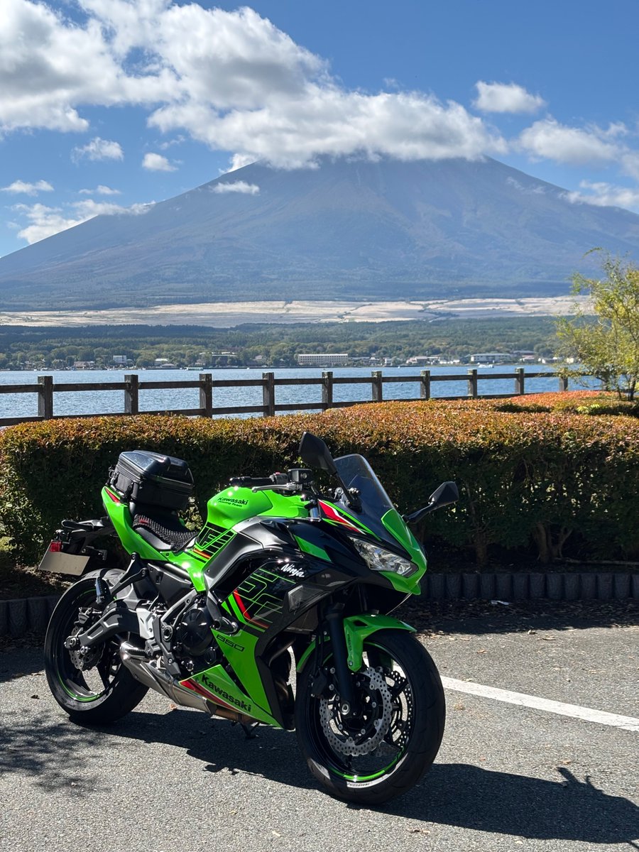 走ってる時は山頂まで見えたのに、山中湖に着いたら隠れた富士山