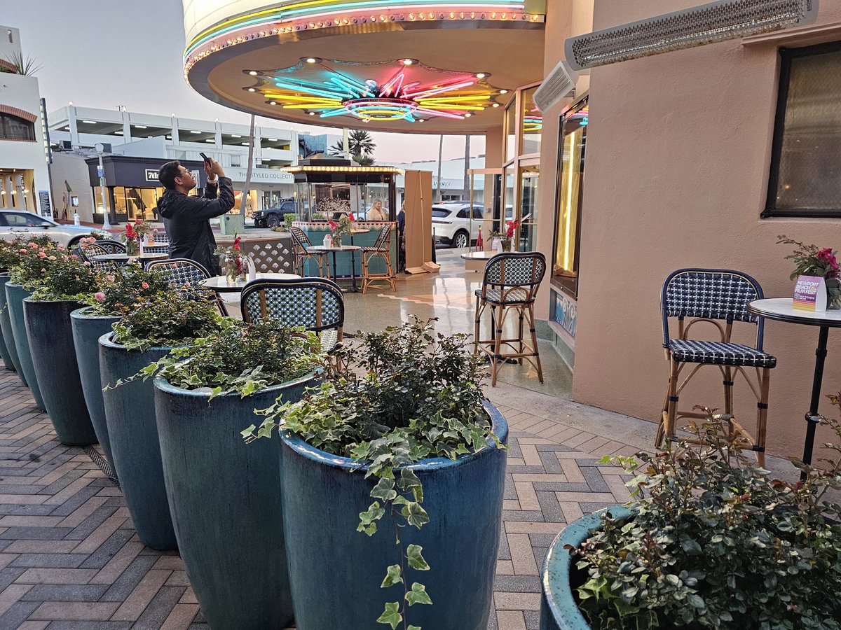 backagaintravel's tweet photo. Experiencing the Newport Beach Film Festival at the renovated Lido Theater is magical. Check out the film schedule and all the free programs with Oscar winning Editors, Costume Designers and Cinematographers.

https://t.co/782AN4b3NS

@nbff #NBFF2024 #BePartoftheScene https://t.co/caxbvRw4qr