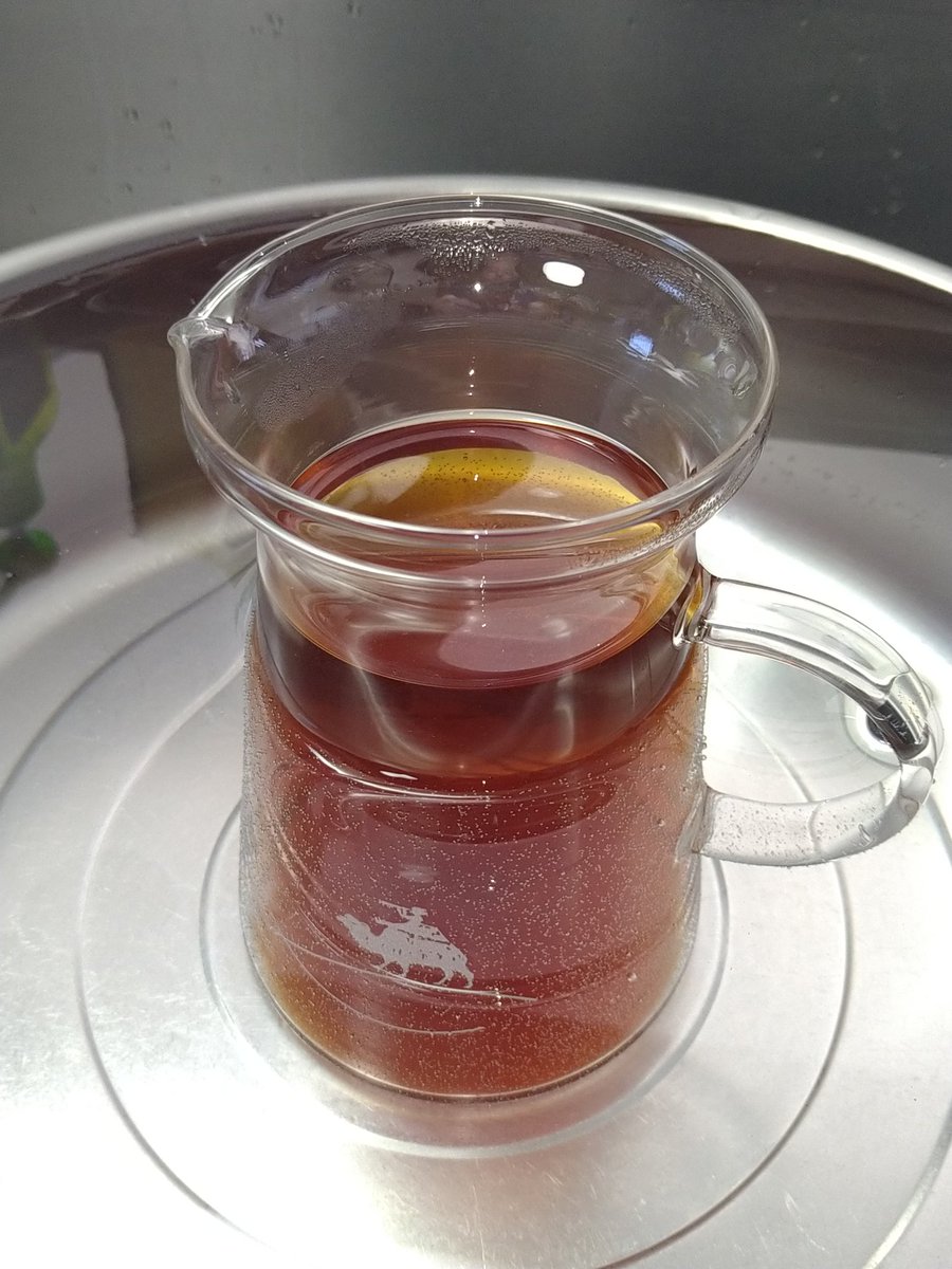 作業のヤル気を上げるために紅茶淹れて水冷中。 