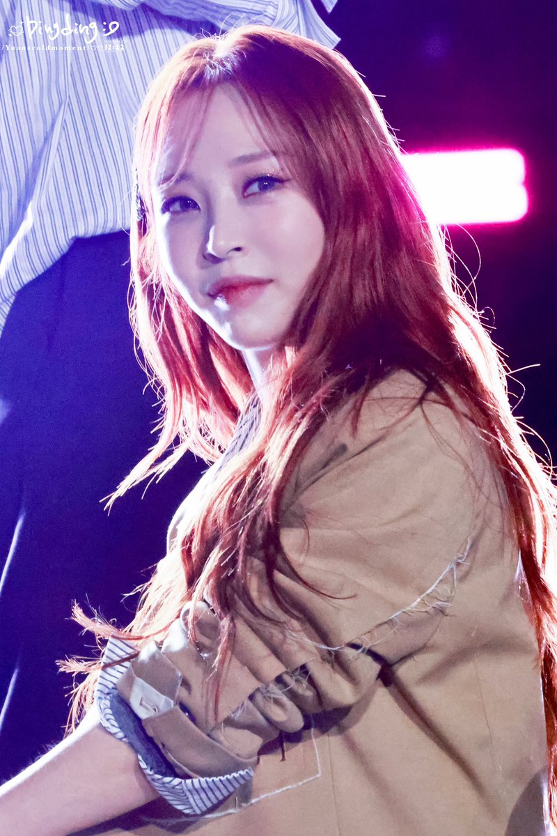 byulbyulove's tweet photo. 241012
Music Bank in Madrid
너무 귀여워요…🦊🤲🏻 
#마마무 #MAMAMOO
#문별 #Moonbyul https://t.co/4yogJ9AleS