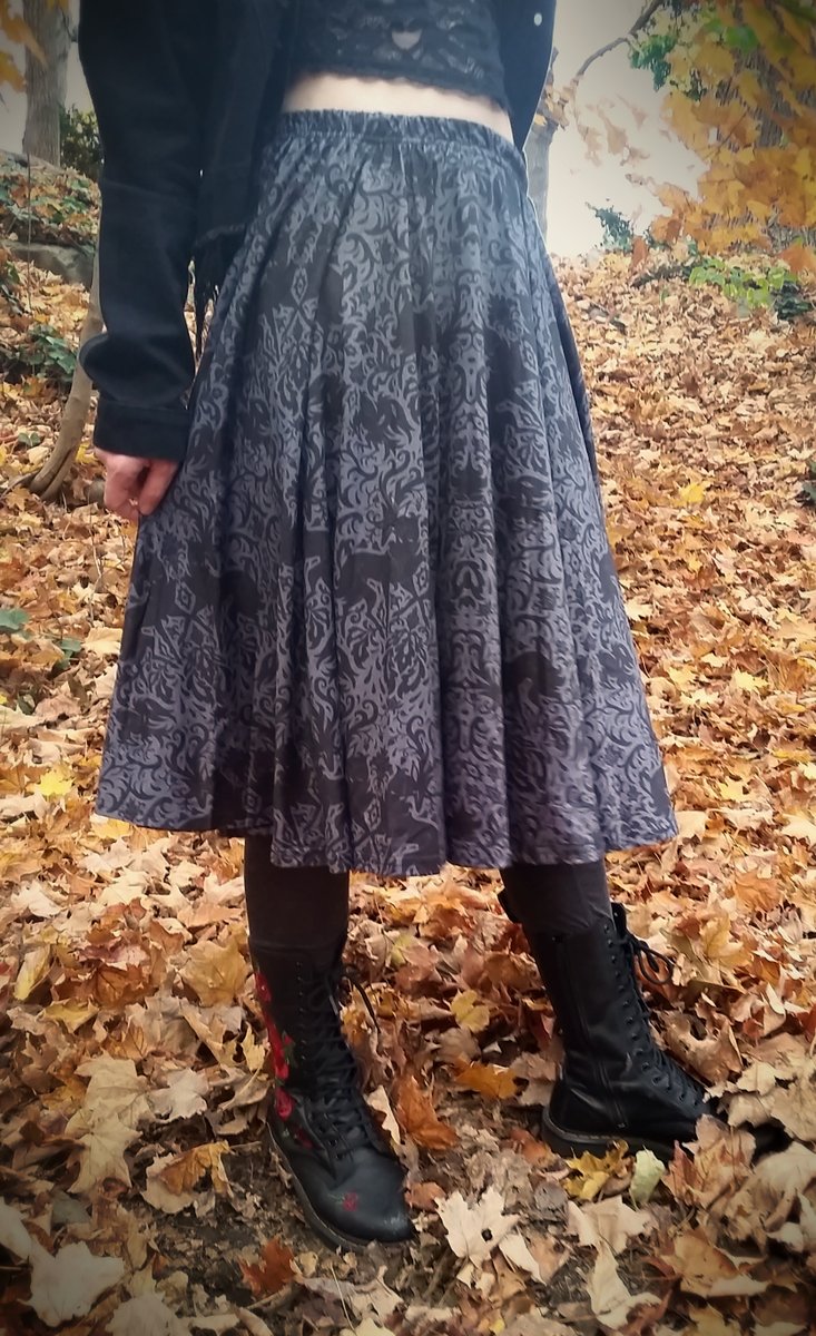 🦌🖤black velvet🖤🦌
midi skirts with pockets available to preorder thru wednesday, 10/16 at vetiverfoxapparel🖤com !