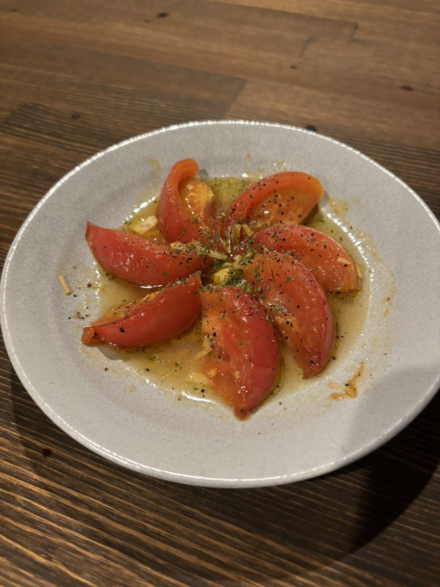 ComChups's tweet photo. こんにちは！
TABお料理研究会の秦野豪です🧑‍🍳
今回は焼きトマト🍅
ニンニクスライスを多めのオリーブオイルで加熱し櫛形に切ったトマトを並べて焼くだけ🔥片面���体１〜2分くらい！
トマトを盛り付け残ったオリーブオイルをかけて最後に塩ひとつまみとレモンを絞って完成です♪

#TABお料理研究会 https://t.co/oD6YIzBNeT