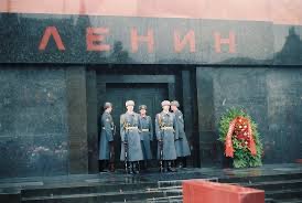 BackInTime100's tweet image. 🚨 Moscow News: Lenin’s Mausoleum under construction! 🚨

Soviet Union builds a mausoleum for Vladimir Lenin in Moscow, set to be a key symbol of communism and a global attraction. #Lenin #Moscow #History