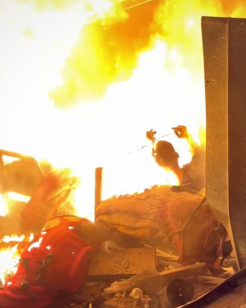 Ey Müslümanlar, terörist İsrail bu gece Gazze'de sivilleri diri diri yaktı. 

Lütfen acımıza alışmayın