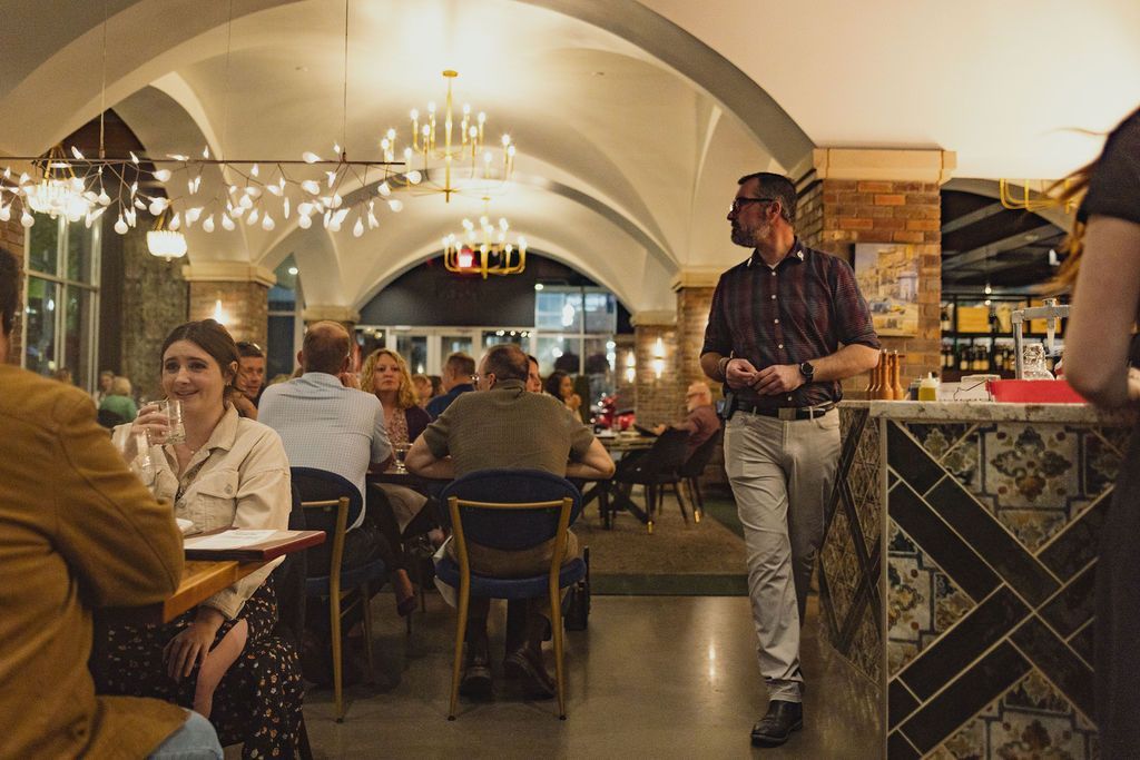 🍽️ What are your top three favorite restaurants downtown? Share your go-to spots in the comments! 👇✨