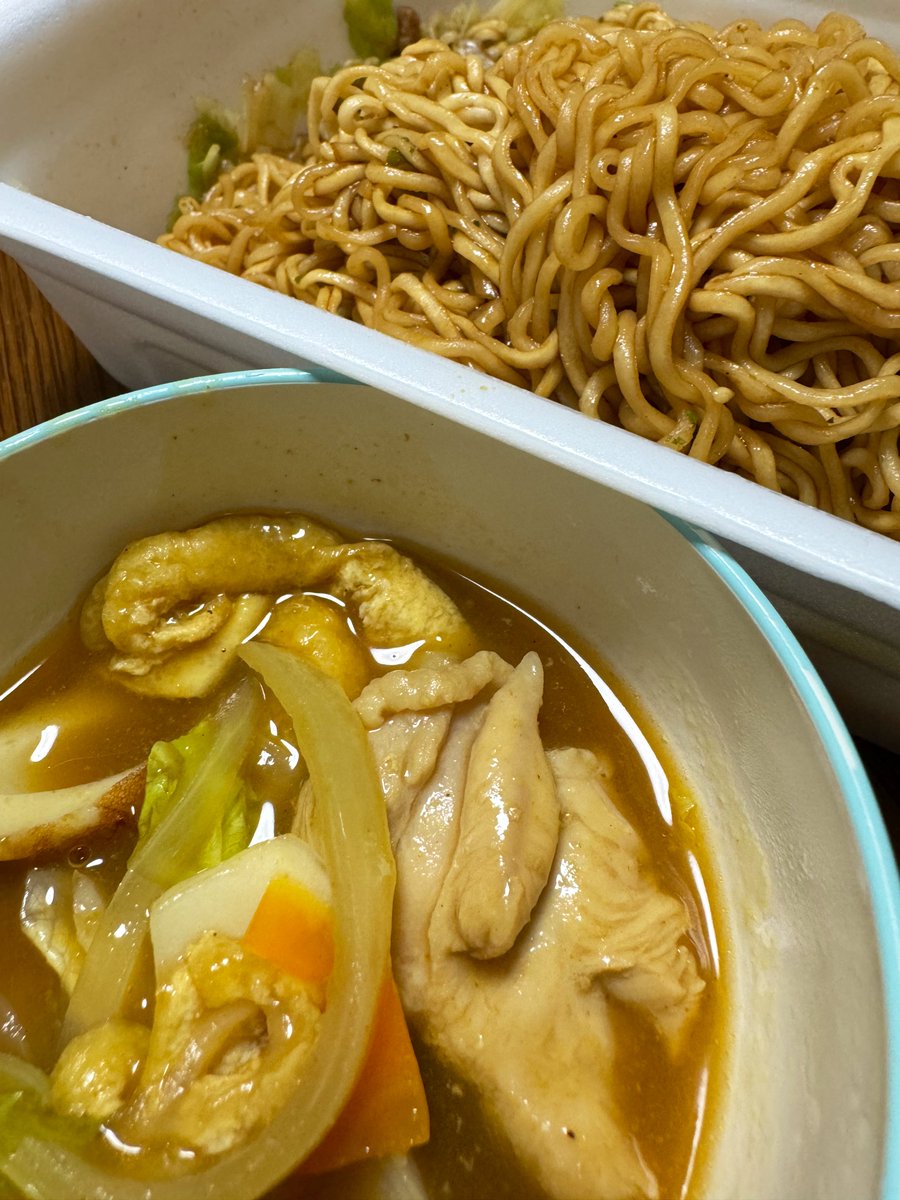 eos1duser's tweet image. 今日のお昼はカップ焼きそばにカレーちゃんこの小盛り添え。最後の味付けは後から考えよう

 #noah_ghc
#カレーちゃんこ
#ペヤング
#まるか食品