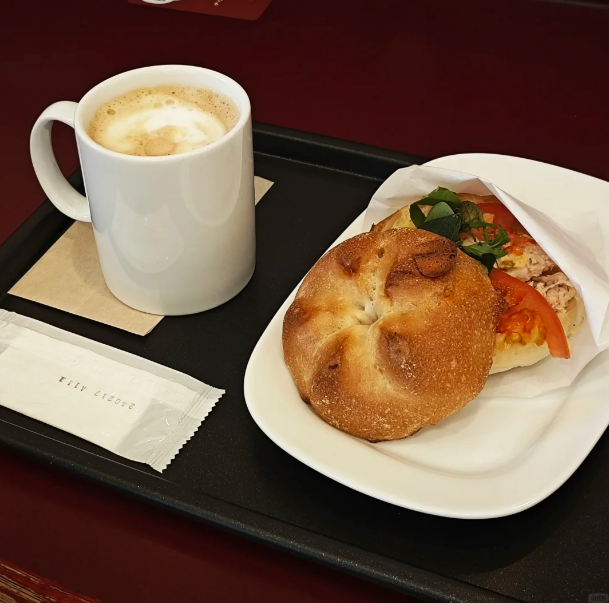 今日はいい天気ですね🌞朝起きると遅刻するところでした🤦‍♀️
今頃食べ物を食べてきましたハハハ,これが朝ご飯なのか昼ご飯なのか🤭