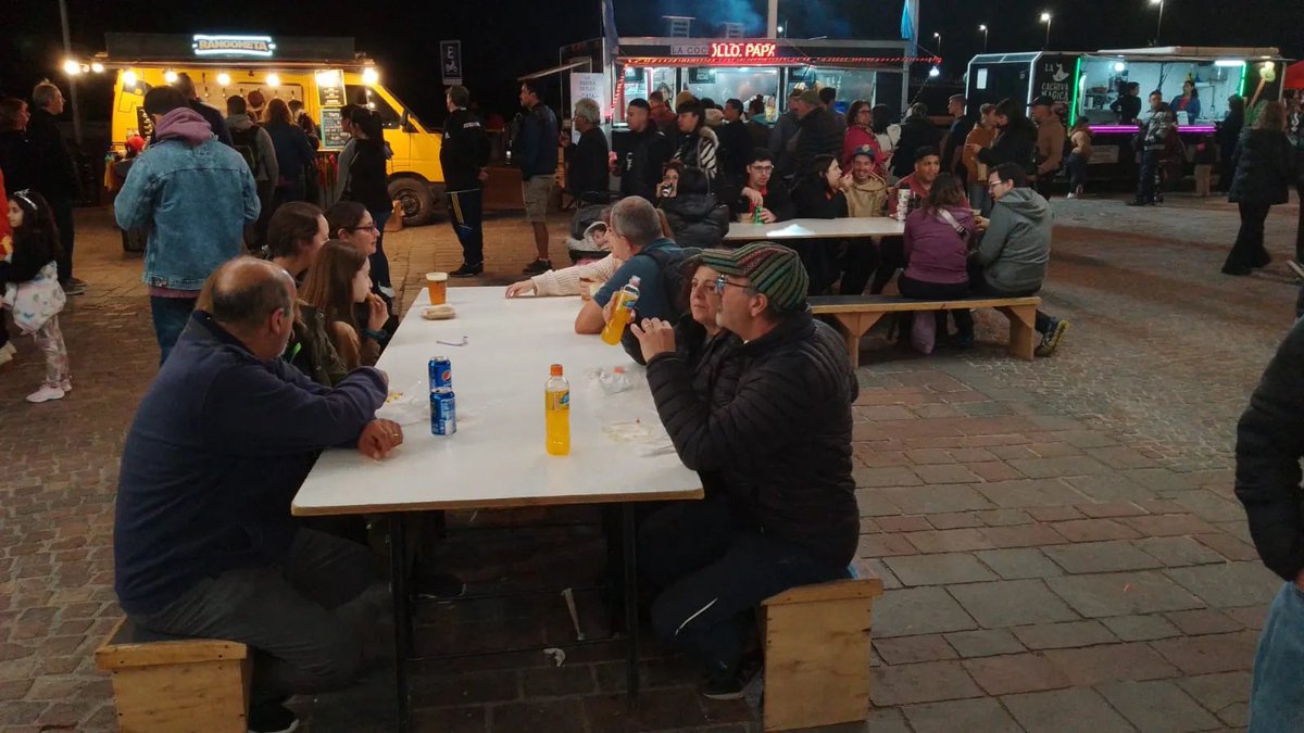 MadrynAhora's tweet photo. Madryn Comestible: Así fue el fin de semana largo lleno de sabores y música: Con propuestas gastronómicas, música en vivo y actividades para toda la familia, la cuadragésima edición de "Madryn Comestible" se consolidó como un evento clásico de la ciudad,… https://t.co/QsTP48LmnA https://t.co/8jZmcfh7ex