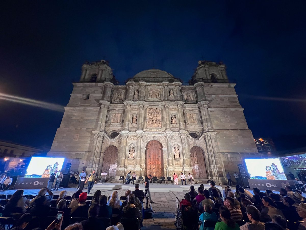 FMartinezNeri's tweet photo. Tuve el gusto de acompañar al gobernador del estado, @salomonj, en el encendido del primer edificio histórico del programa “Oaxaca Brillante”: la Catedral Metropolitana de Oaxaca de Nuestra Señora de la Asunción. Esta emblemática joya arquitectónica ahora luce más espléndida que nunca, iluminando el corazón de nuestra ciudad y resaltando su valor histórico y cultural.

Este programa no solo busca embellecer nuestros espacios, sino también fomentar el turismo y el orgullo por nuestro patrimonio. ¡Es un orgullo ver cómo nuestra Oaxaca sigue brillando!

#AccionesQueTrascienden