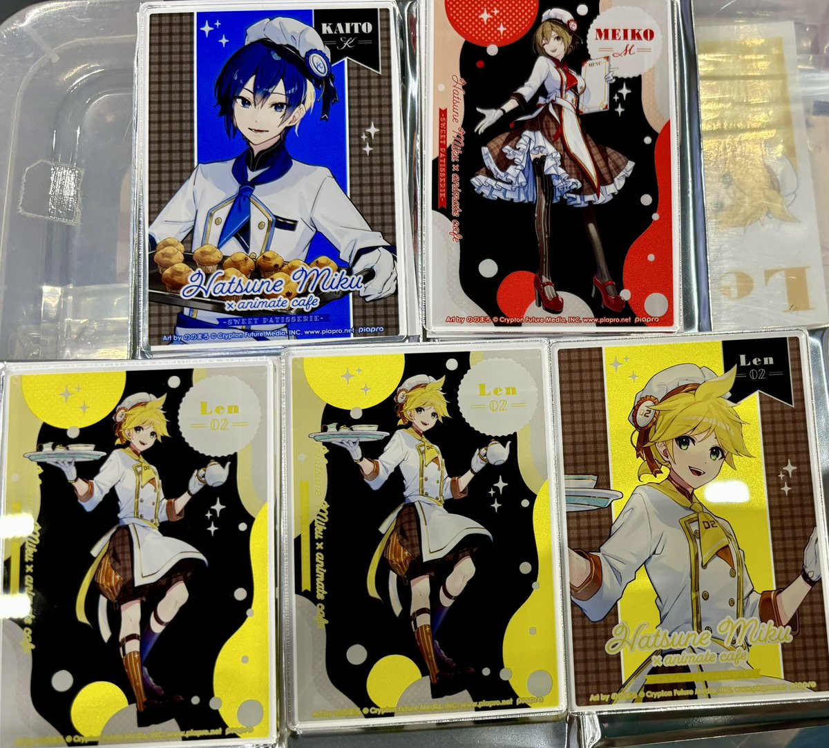 交換/譲渡　初音ミク　マジカルミライ  アニメイトカフェ　キッチンカー

出　アップ: 鏡音リン　鏡音レン　巡音ルカ　MEIKO KAITO

引き:リン　レン　ルカ　MEIKO

求　同異種ミク、同種優先または定価
レンの譲渡は引きとアップ1セットまとめて希望。
本日会場周辺での手渡し