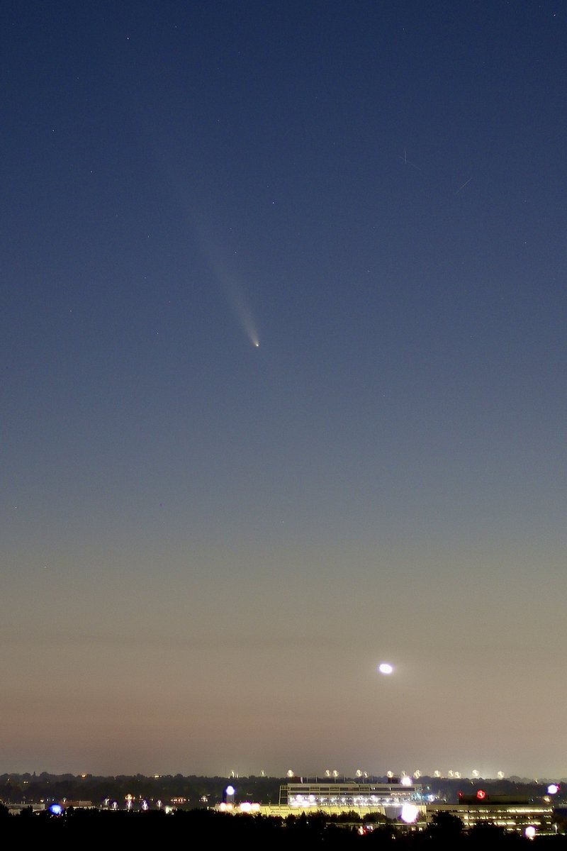 jw2008SS00's tweet photo. Comet Tsuchinshan–ATLAS is in the evening sky over Boise State University stadium Comet C/2023 A3 10/13/2024(Tsuchinshan–ATLAS) #comet #TsuchinshanATLAS #astronomy #A3 https://t.co/r0639muvdC