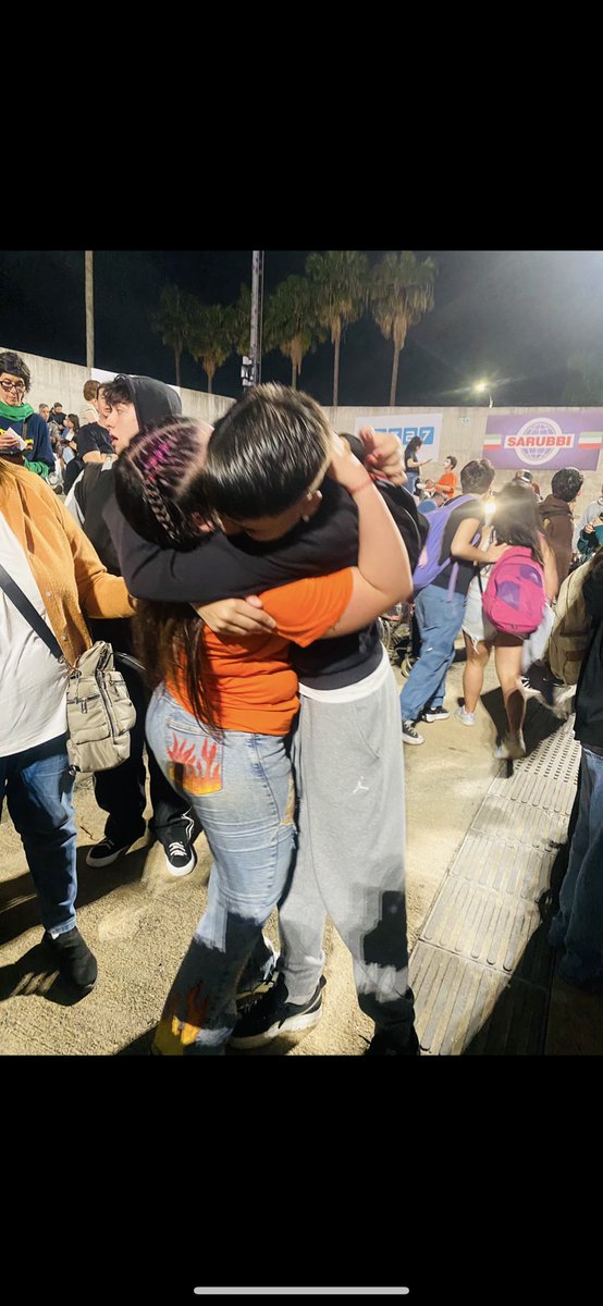 y al final del día siempre sos vos, sos esa compañía que quiero tener para siempre, sos mi mayor orgullo, te adoro, gracias por dejarme ser parte de vos , que nunca me falten tus abrazos hermana🩵