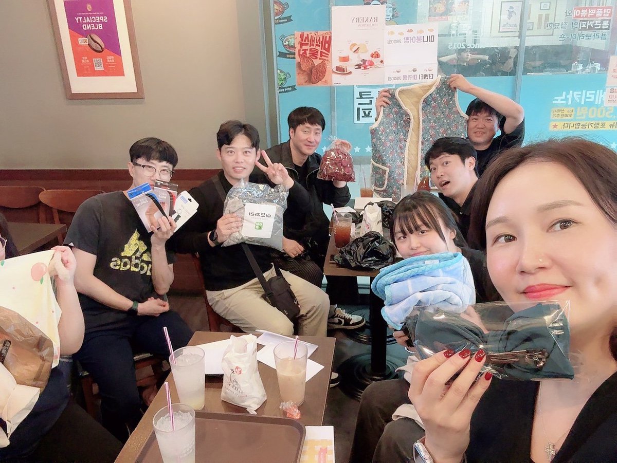 Parkjongyeong's tweet photo. 인천소매 10월 조직문화데이는 "나눈데이 만원의행복"으로 진행했습니다!🙃
인천에서 가장 큰 재래시장인 모래내시장에 방문해서 사전에 랜덤으로 뽑은 대상자를 위해 만원이내의 선물을 증정하며 정을 나누었습니다🥰 
정이 철철 넘치는 인천소매 화이팅!!!😁
#나눈데이 #가는정오는정 #모래내시장 https://t.co/JYuReKfrkX