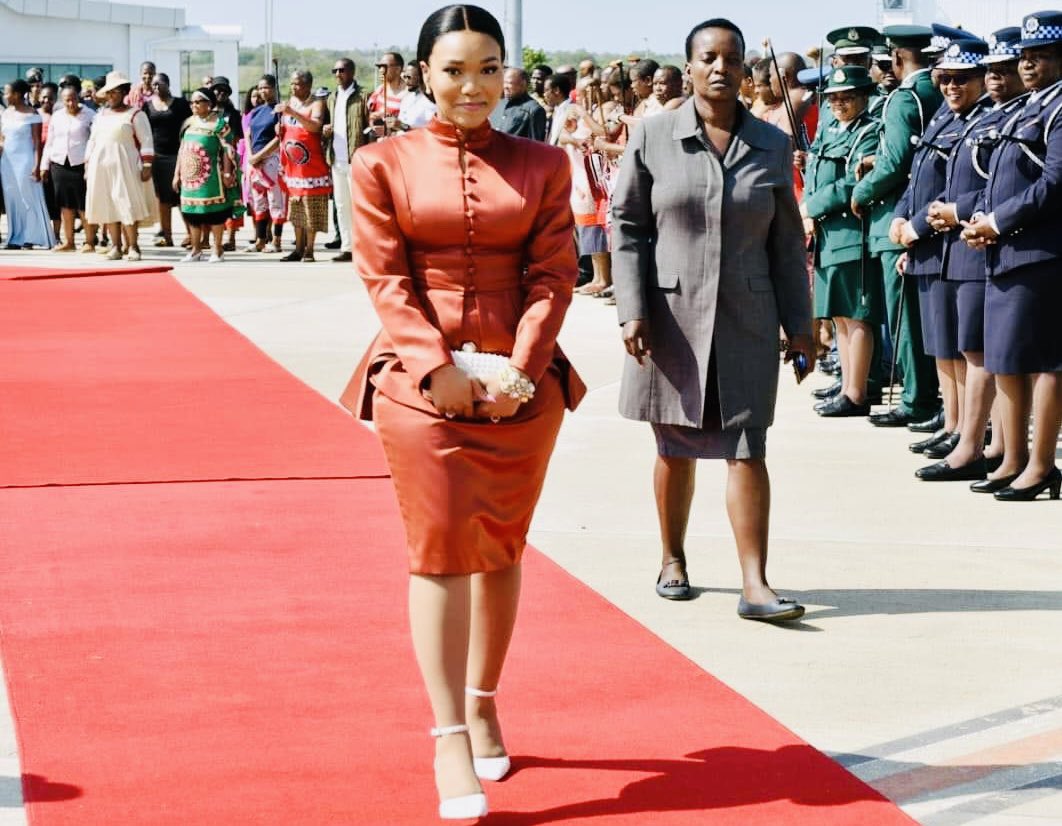 IntlCablesNet's tweet image. Eswatini 🇸🇿 | Former South African President @PresJGZuma's daughter Nomcebo (21) is on her first international trip with husband King Mswati after being introduced to the Eswatini nation. Mswati now has 16 wives and 45 children.
