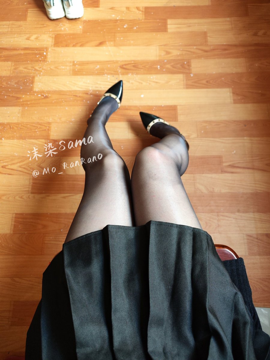 谁说大学不累😩的？每天都忙到腿软！
来只贱狗给妖妈按摩🖤
#ATM打钱奴 #上贡奴 #提款机奴 #文媛 #足交  #榨精 #调教 #洗脑 #曝光 #性幻想 #调教 #寸止 #羞辱 #压榨 #sm #指令 #诱惑 #丝袜 #伪娘 #男娘 #文媛