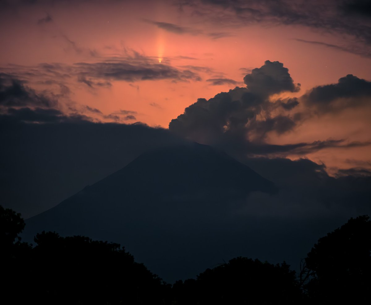 Una del cometa A3 Tsuchinshan y el Popocatépetl.

Fotografia cerca de Nealtican, Puebla