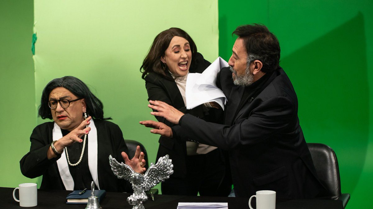 Fifí Téllez se puso ruda al ver al Noroñas con la ministra. Ahora en <a href="/MamutOperacion/">Operación Mamut</a> <a href="/CanalOnceTV/">Canal Once</a>