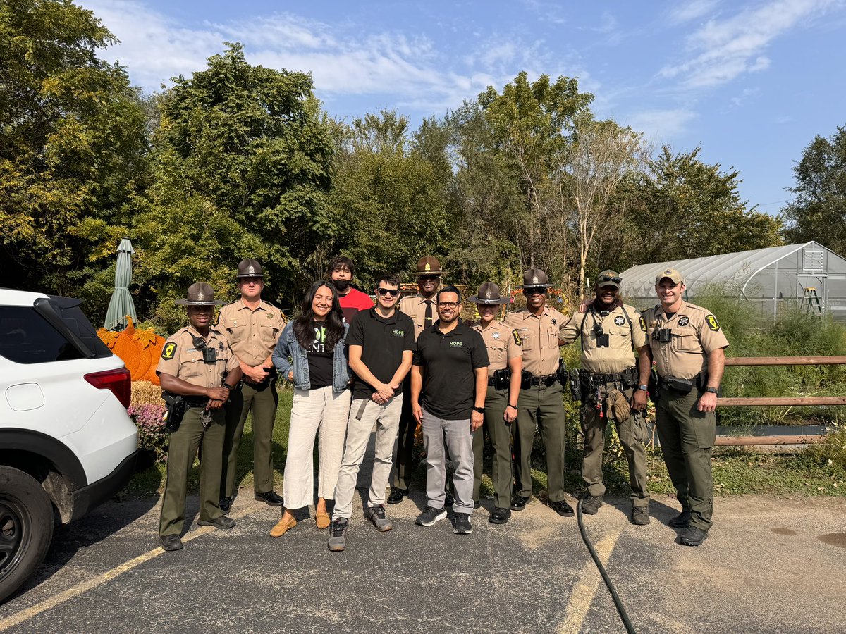 What a great day with <a href="/Moy_Mendez1/">Moises Mendez</a> &amp; <a href="/R2GCharity/">Rise 2 Greatness Foundation</a> along with the <a href="/ILStatePolice/">IllinoisStatePolice</a> at the Hope Center-Blue Island for #FaithandBlue weekend. <a href="/Moy_Mendez1/">Moises Mendez</a> is defintely changing lives with the support of #Lawenforcement as an additional resource. 🚔☮️📚🩺