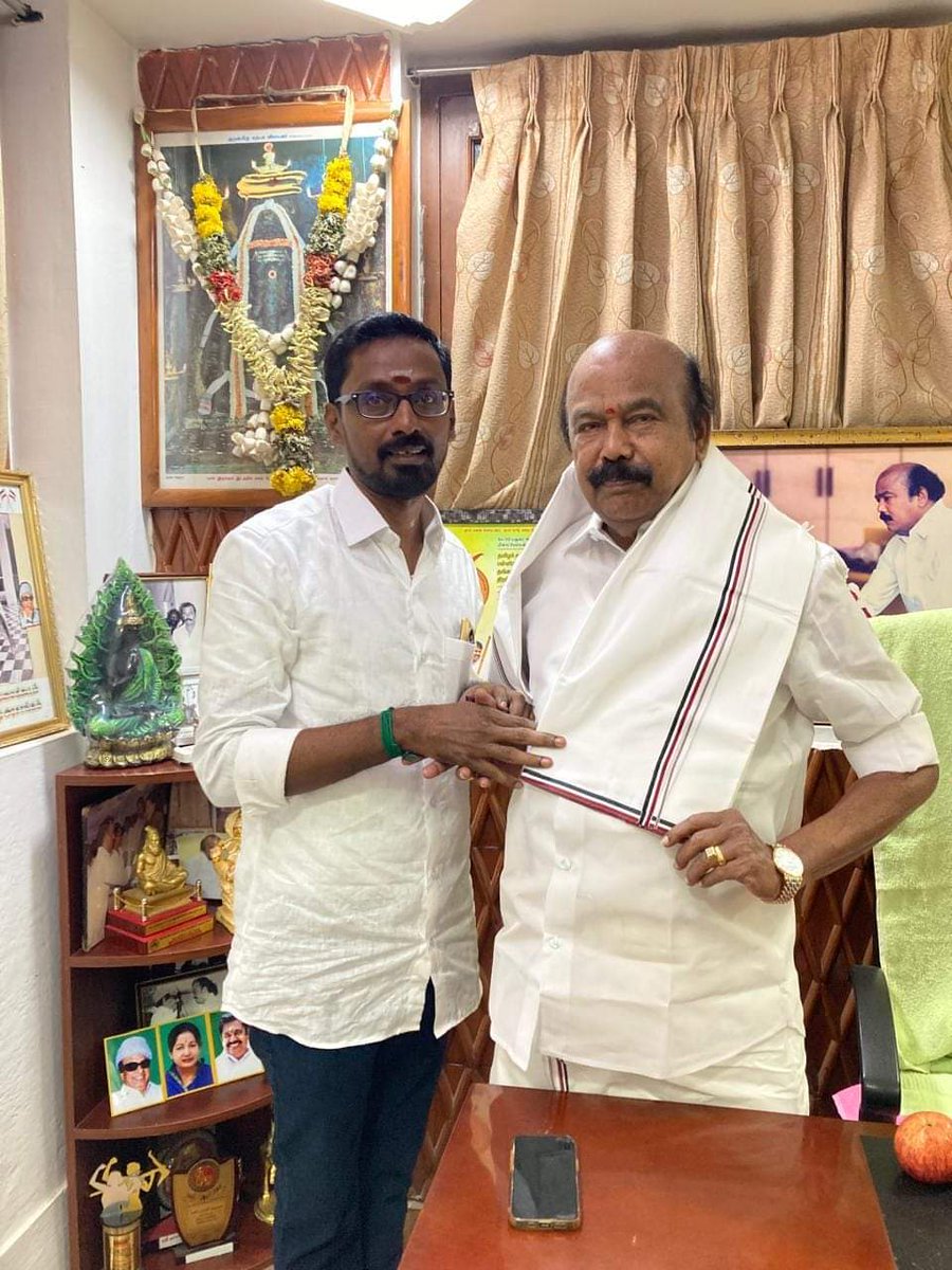 RevathiMithula's tweet photo. ✌️🖤🤍❤️✌️அதிமுக மாநில தகவல் தொழில்நுட்ப பிரிவு துணைத் தலைவர் அண்ணன் @GowriSankarD அவர்களுக்கு பிறந்தநாள் நல்வாழ்த்துக்கள் 💐🎂🎁💝
✌️🖤🤍❤️✌️ https://t.co/7OYqLqa1Wy