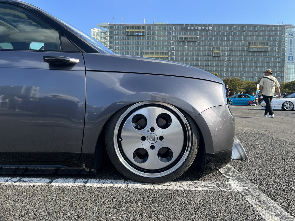 JnsR2WQYQV39786's tweet photo. お付き合いのあるショップのホイール履いた　HONDA e 
見事アワード頂きました♪🏆✨
#スタンスネーション
 #IMLA https://t.co/W1xsG7aBa5