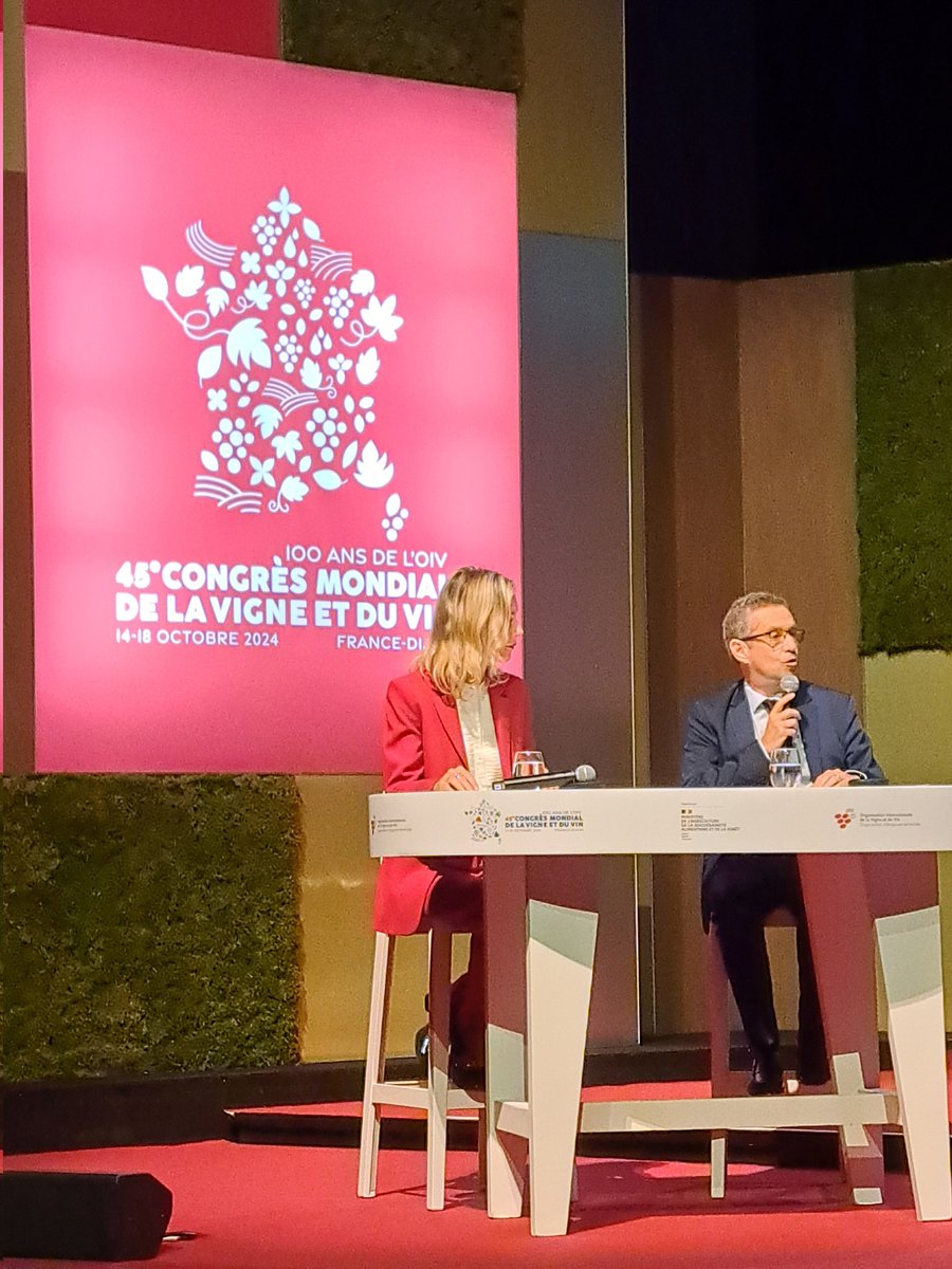 santicsic's tweet photo. 14-18 octubre  #VIOR @mbg_csic asistimos al 45° Congreso Mundial de la @OIV_int 
100 años de la #OIV 🍇🍇🍷🍷 https://t.co/EKCLSdq82H