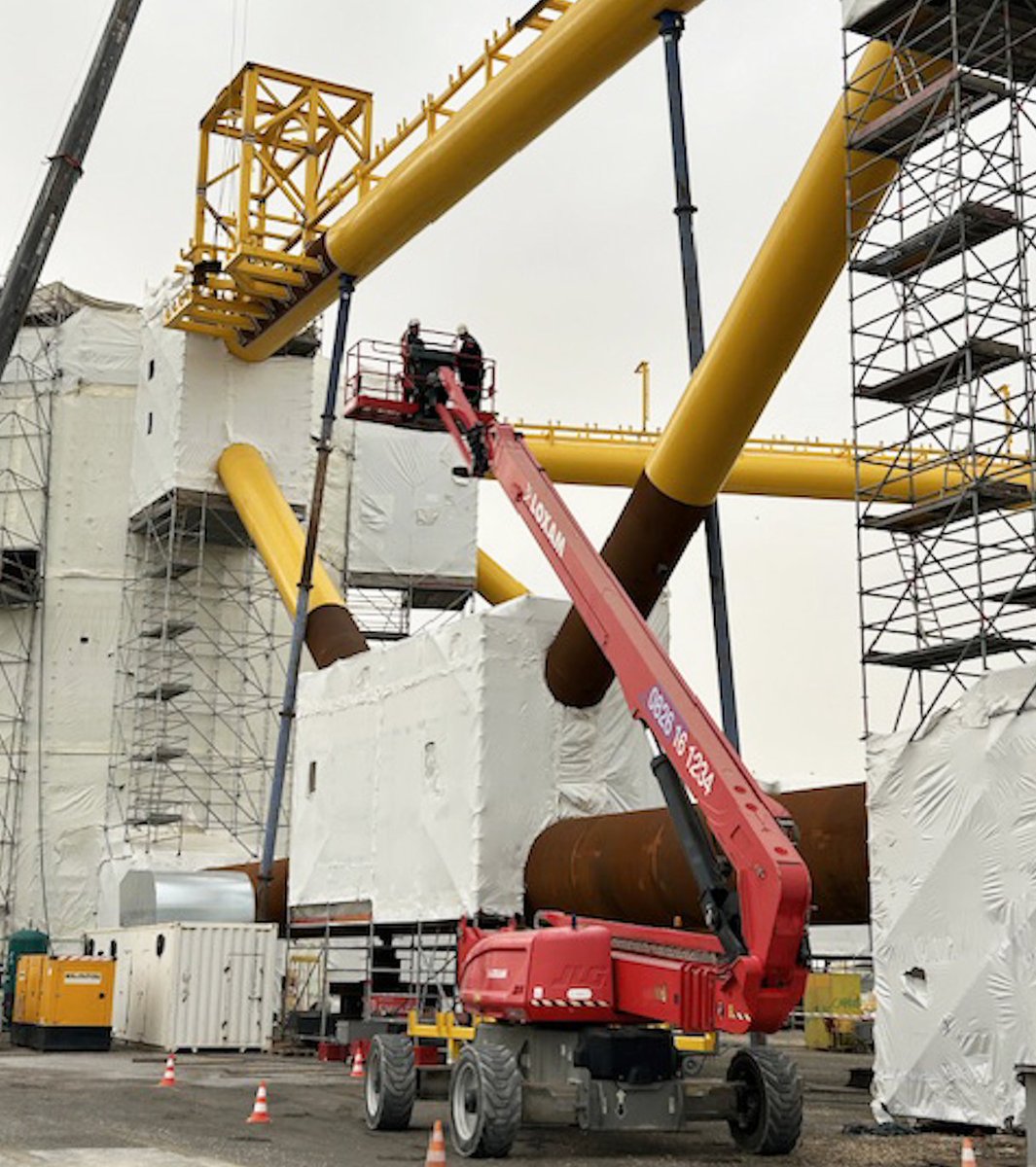 ComUneException's tweet photo. 🦺👷🏼‍♂️En mode #chantier pour débuter la semaine à FOS sur MER 👷🏼‍♂️ Toujours gris mais les #éoliennes sont de plus en plus prêt du but !
#tournage #drone #dronephotooftheday #EFGL #OW https://t.co/kqA6MDuG9g